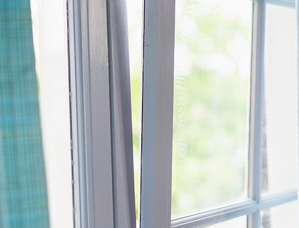 Blågröna gardiner vid ett fönster