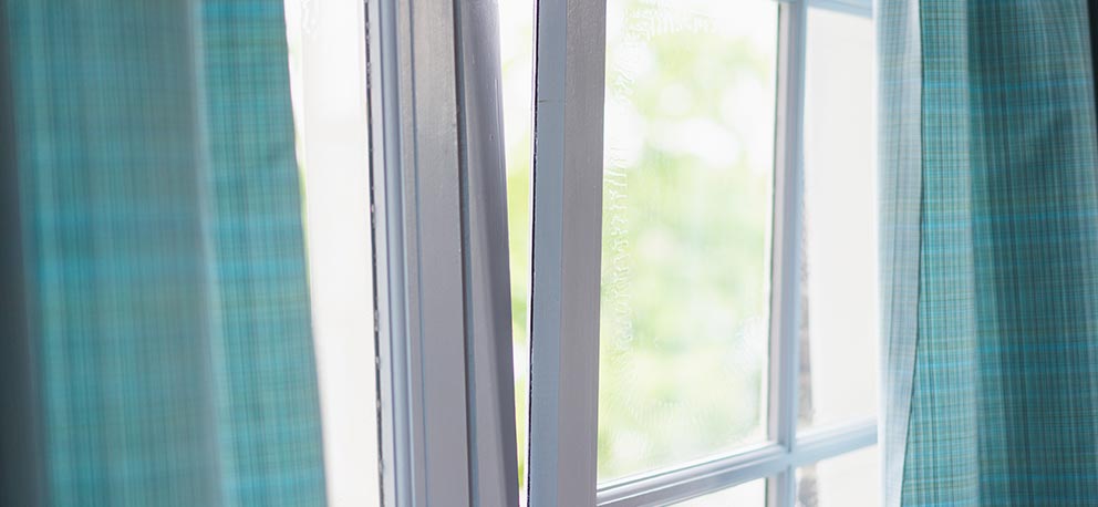 Blågröna gardiner vid ett fönster