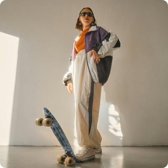 Cool tjej med skateboard och 80-talskläder